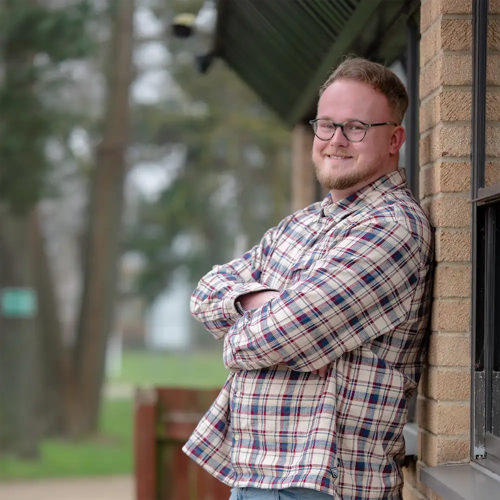 Tom posing side on to the camera.